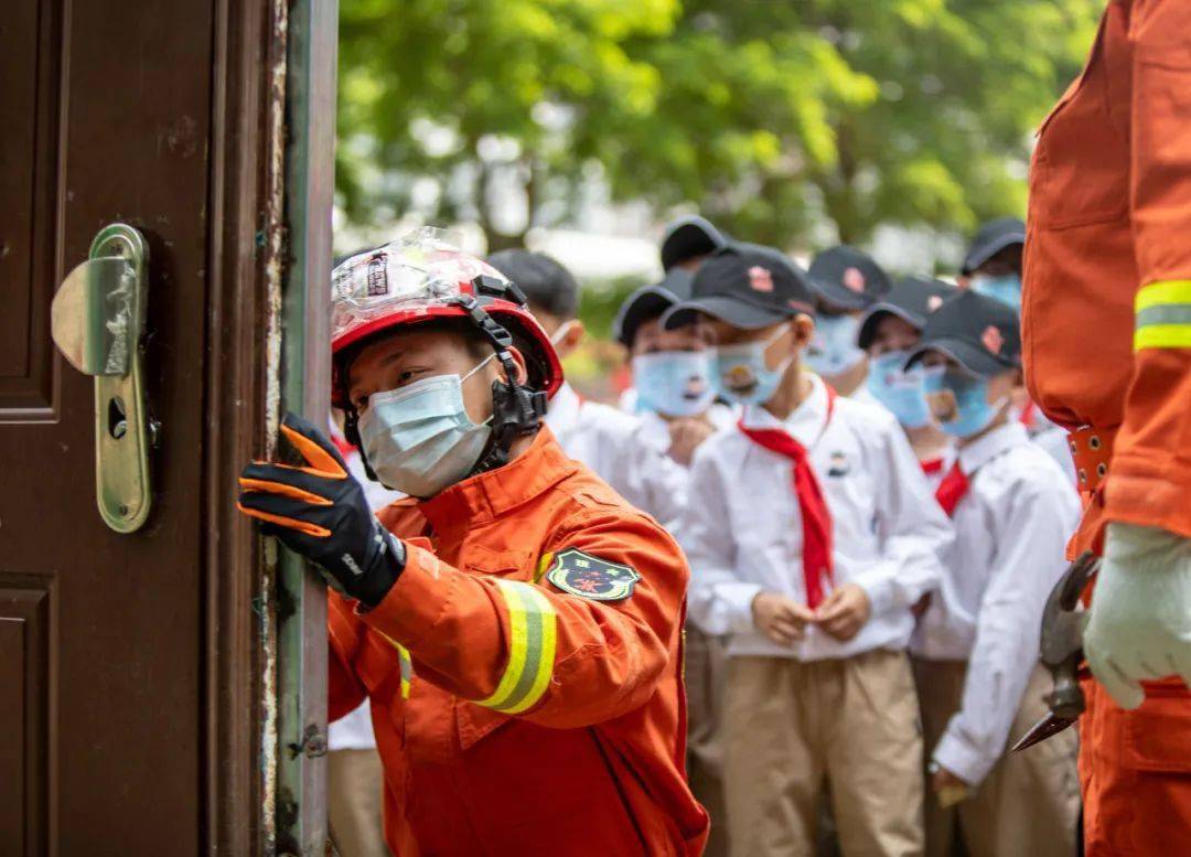 8歲男孩一跤摔上熱搜消防員叔叔隔空喊話來兌現