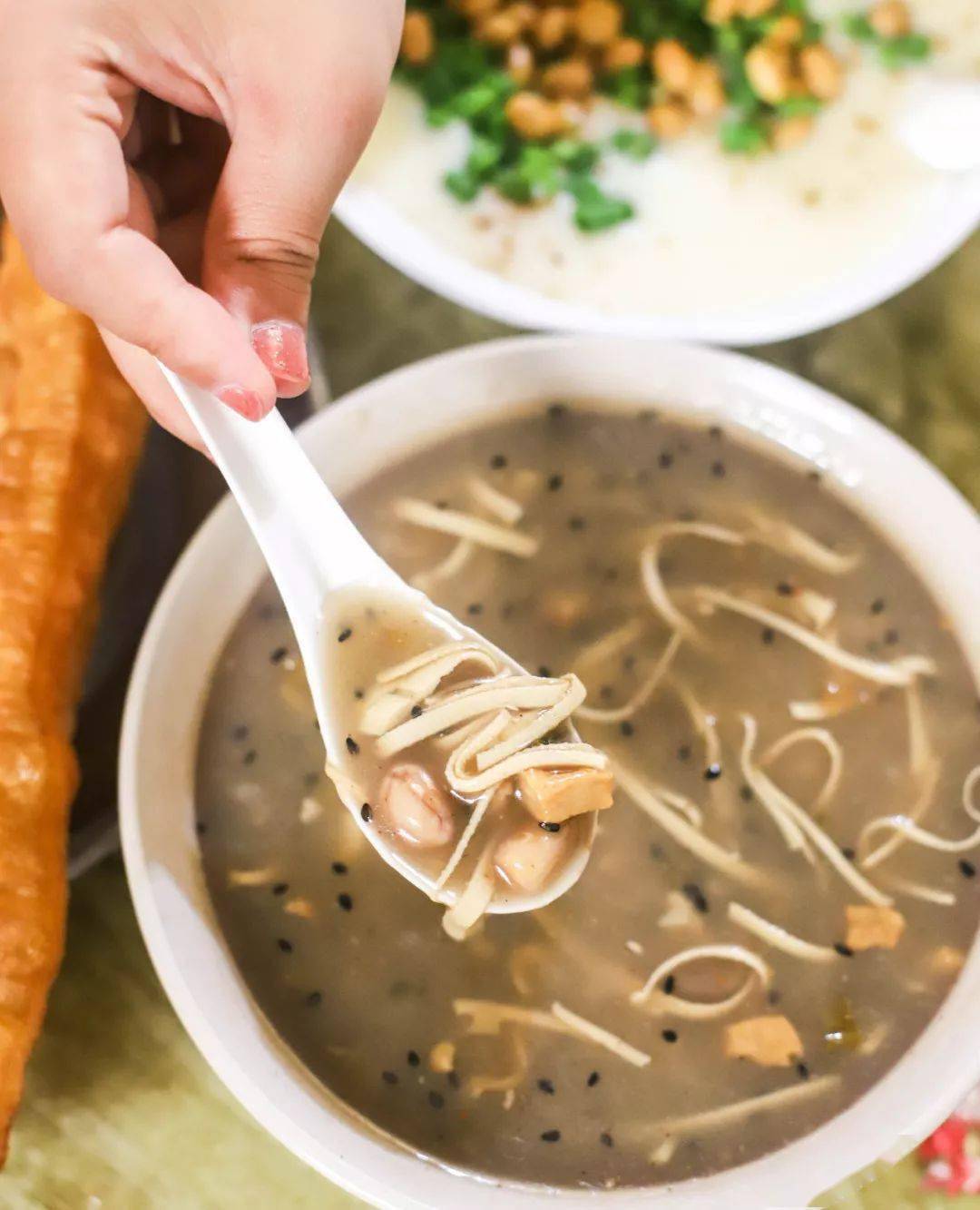 阜阳隐藏超深的数十年宝藏早餐店有人端着锅来盛甚至端着碗站在路边也