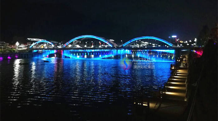 七彩绚丽的剑河彩虹桥水帘把整座小城妆点得多姿多彩如梦似幻