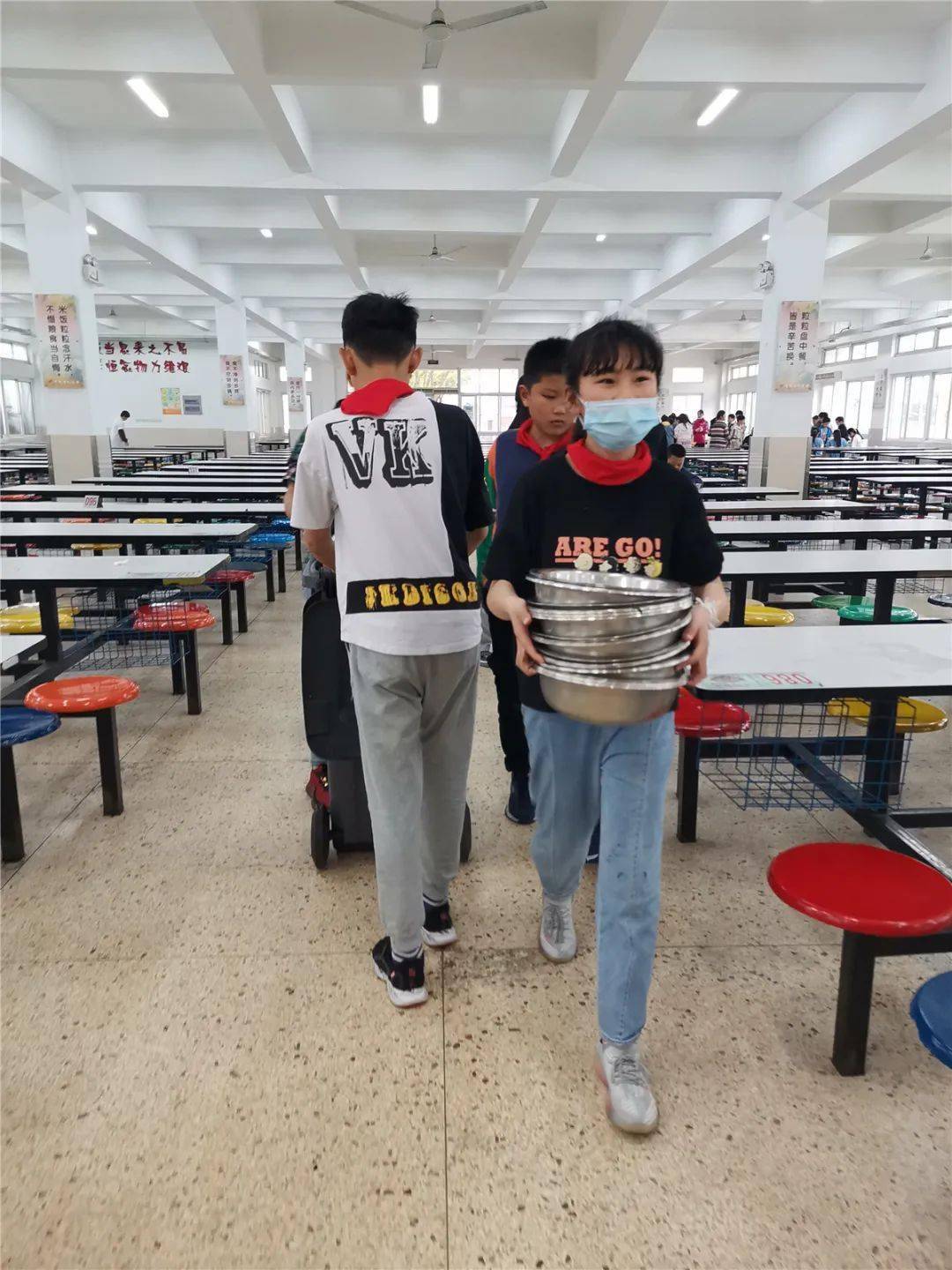 相城校园的食堂里来了一群新员工