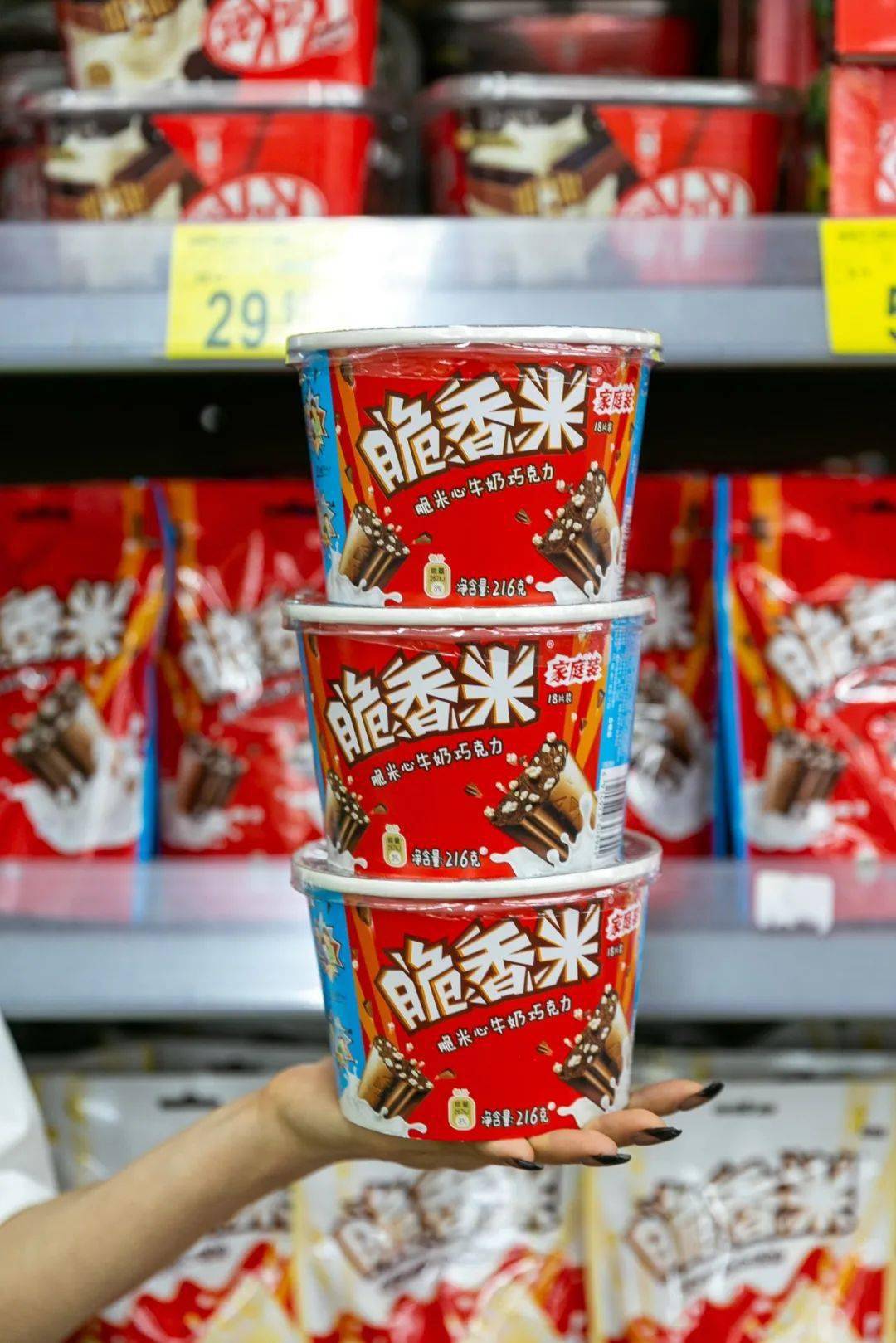 童年最爱的「脆香米脆米心牛奶巧克力」,一盒就有18片,粒粒酥脆的脆