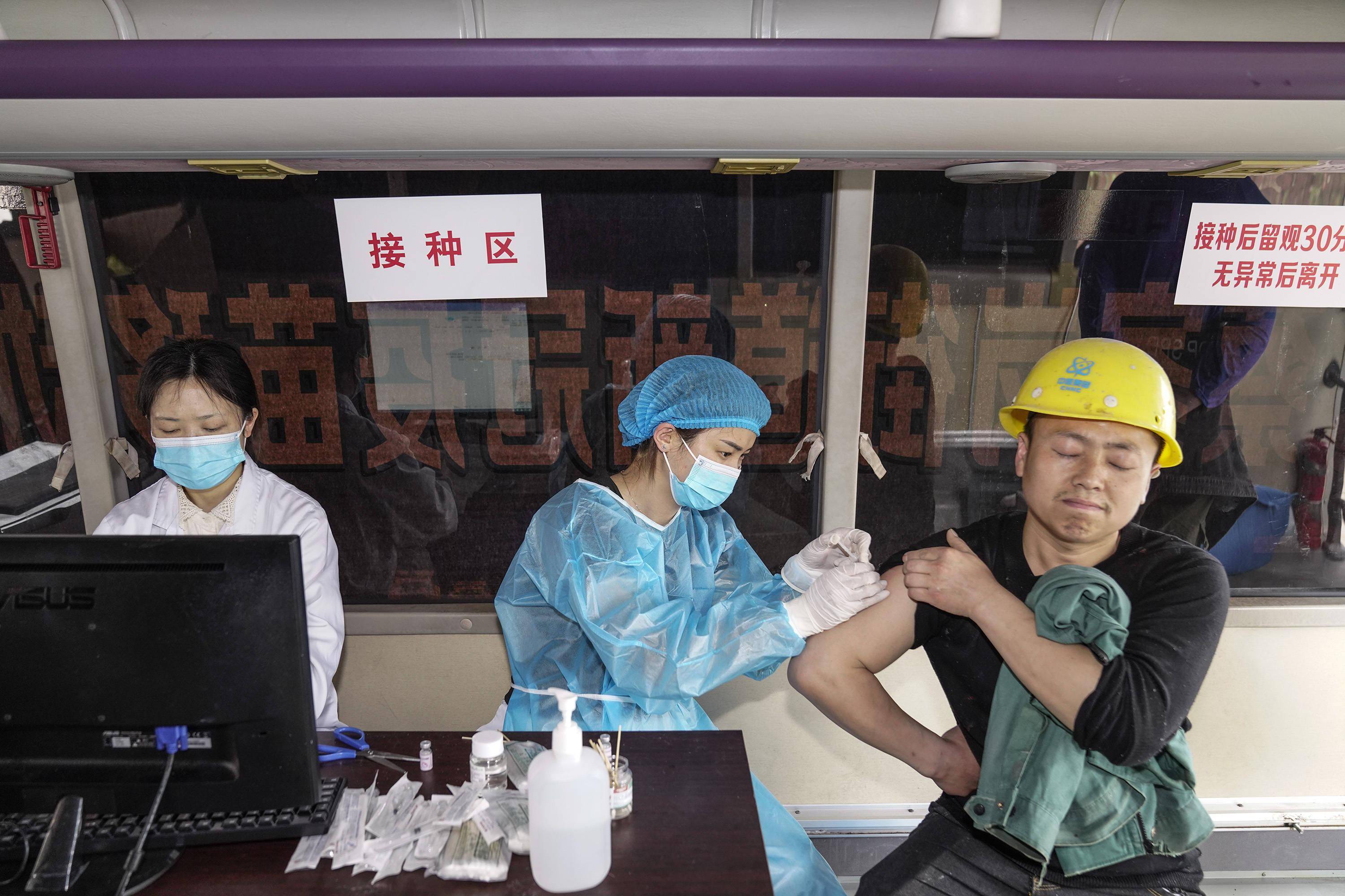 2021年5月7日,医务人员在新冠疫苗移动接种车内为务工人员接种疫苗.