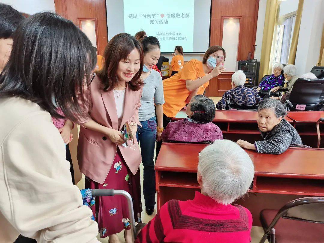学党史我为群众办实事感恩母亲节情暖敬老院