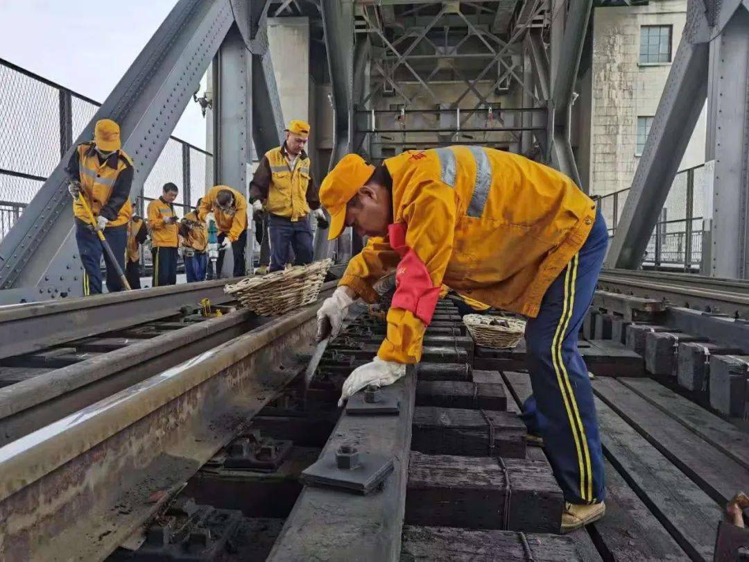 万里长江"第一桥"换枕记