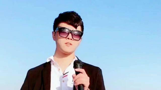 中华土味男的夏日标配紧身裤豆豆鞋格子衫女生真受不了