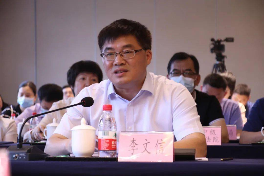 钭方芳介绍省"两纲"终期评估有关事宜,李文信代表赣州市全面汇报了全