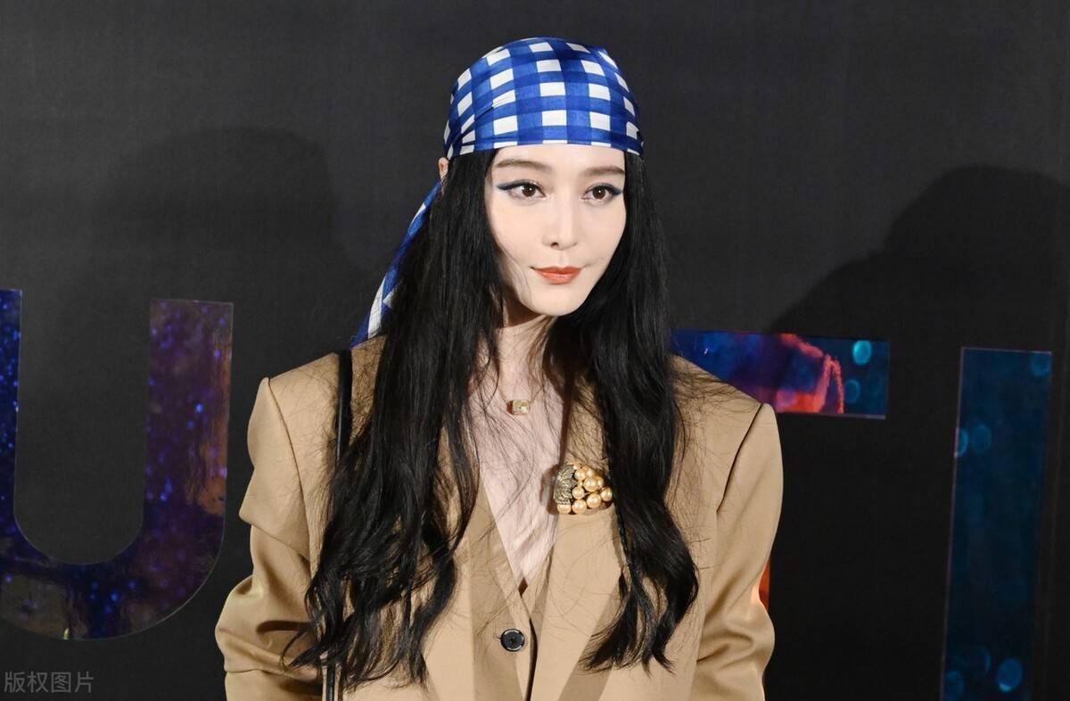 范冰冰高调看秀,穿卡其色西服套装戴复古头巾,身材消瘦也很美_时尚