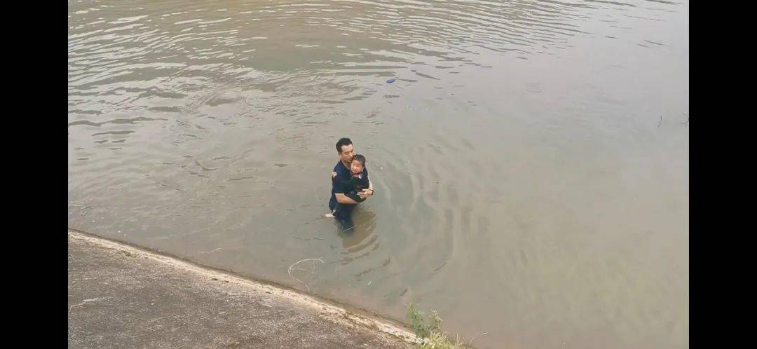 学党史见行动贵阳支队指战员驻外演习期间勇救落水儿童