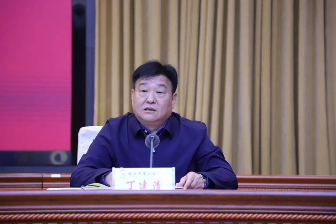 丁建清通报了市四运会筹备情况,本届运动会设青少年组和社会组两个