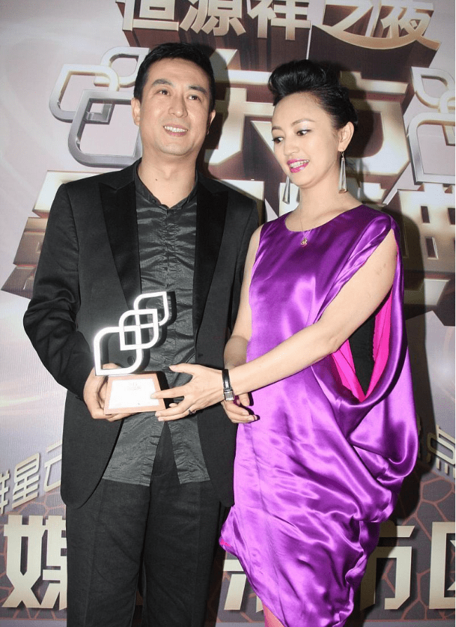 罗海琼气质高级穿丝滑贴身的缎面裙好身材被直接显出来了