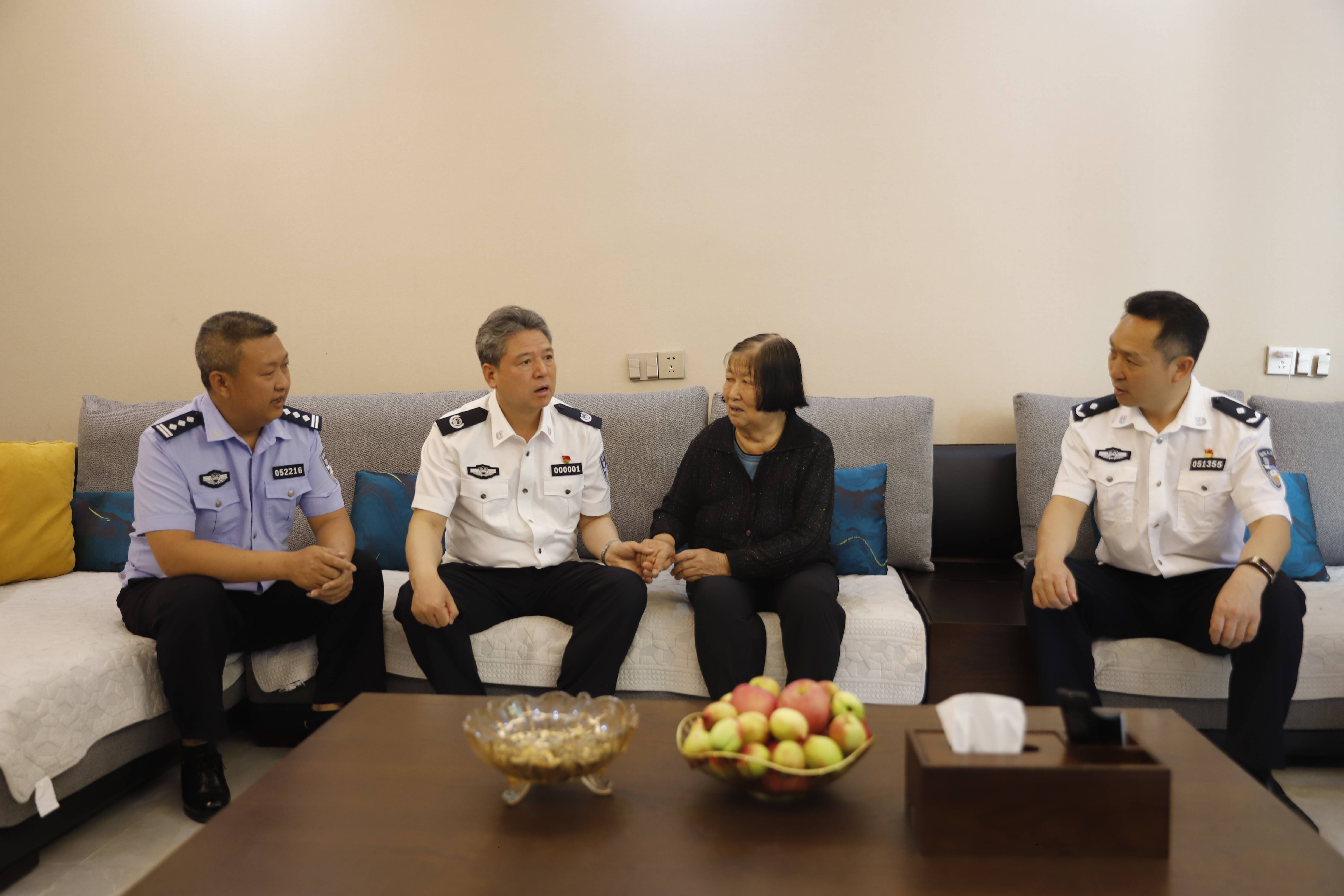 云南省副省长,省公安厅党委书记,厅长任军号看望慰问革命烈士,临沧市