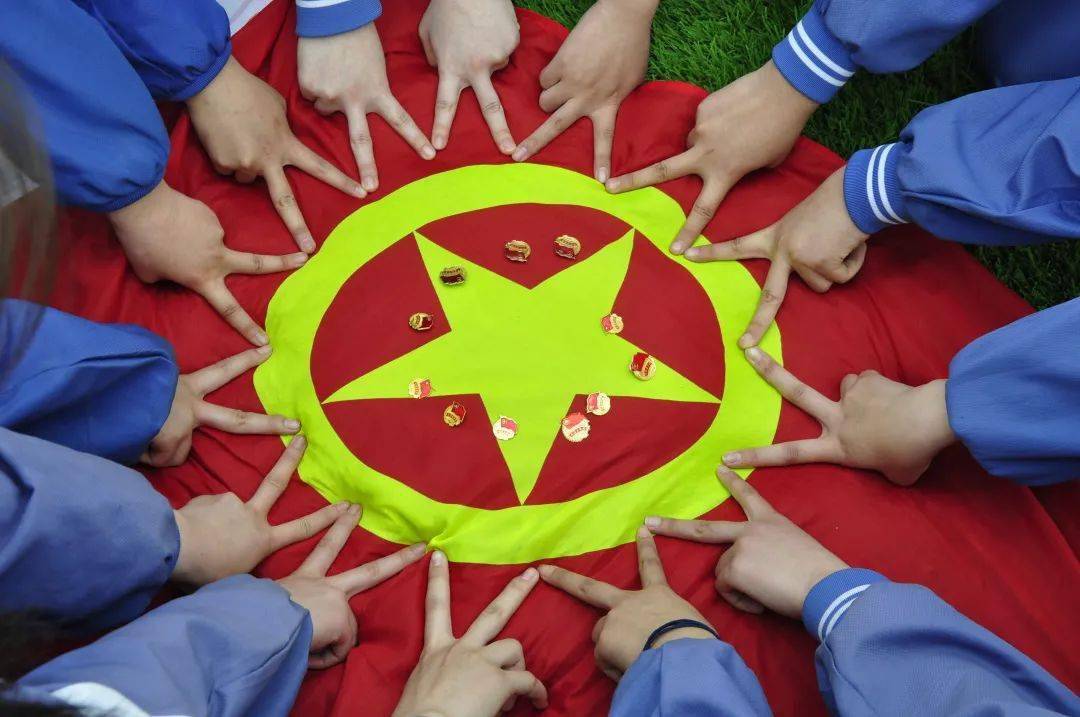 青春向党奋斗强国我和党旗国旗团旗队旗合个影