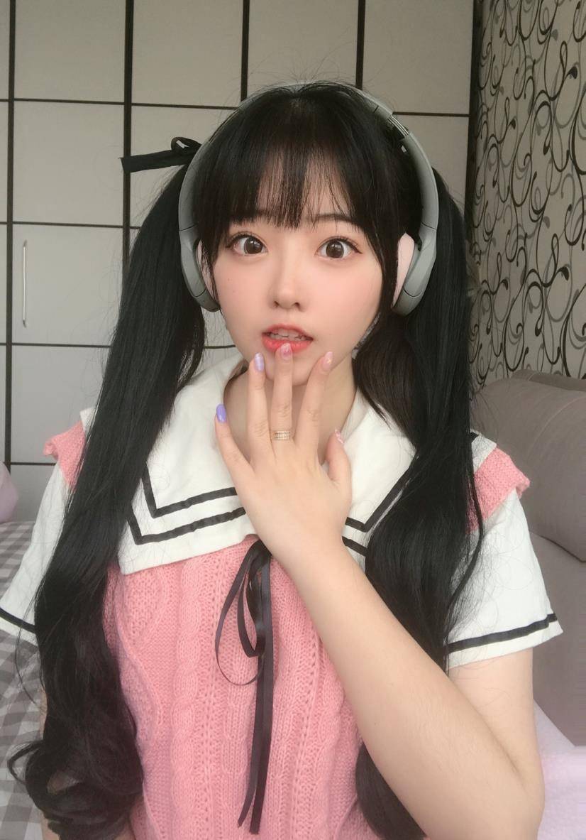 郝一点以前也是女团成员因为受伤退出不然早就成明星了