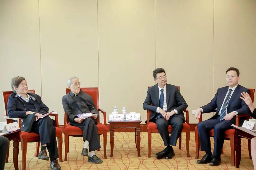 座谈会上,"沙磁校友会"会长,原重庆市第一中学党委书记,校长鲁善坤