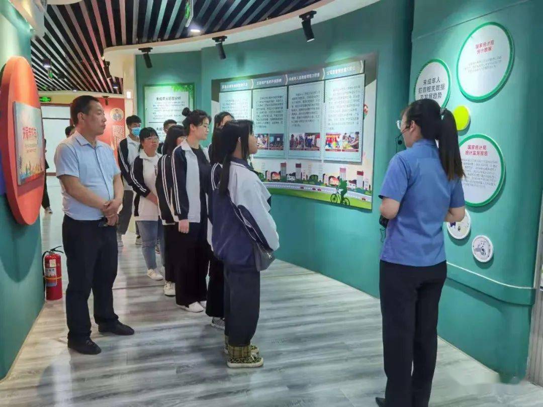 近日,博野职教中心师生到博野县人民检察院未成年人教育基地参观学习.