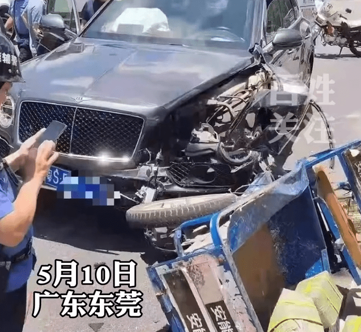 "昂贵"交通事故!三轮车猛撞300万宾利,豪车车头损毁严重