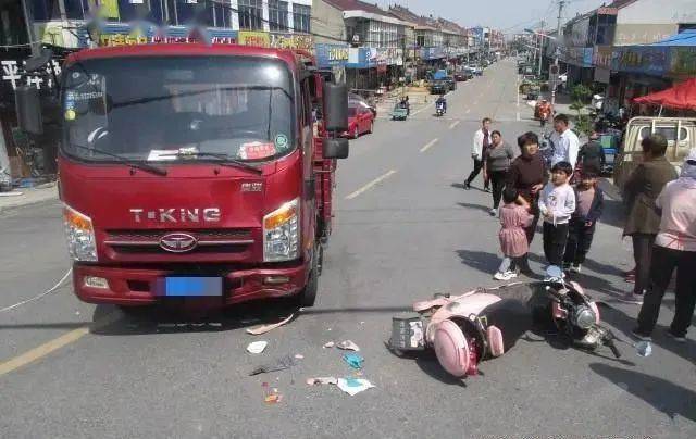 扬中13岁少年骑电动车在路上飞驰结果跟货车迎面相撞