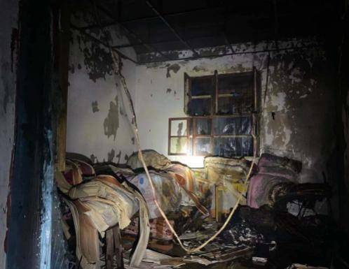 警惕六安一地夜晚发生火灾屋内被烧的一片狼藉