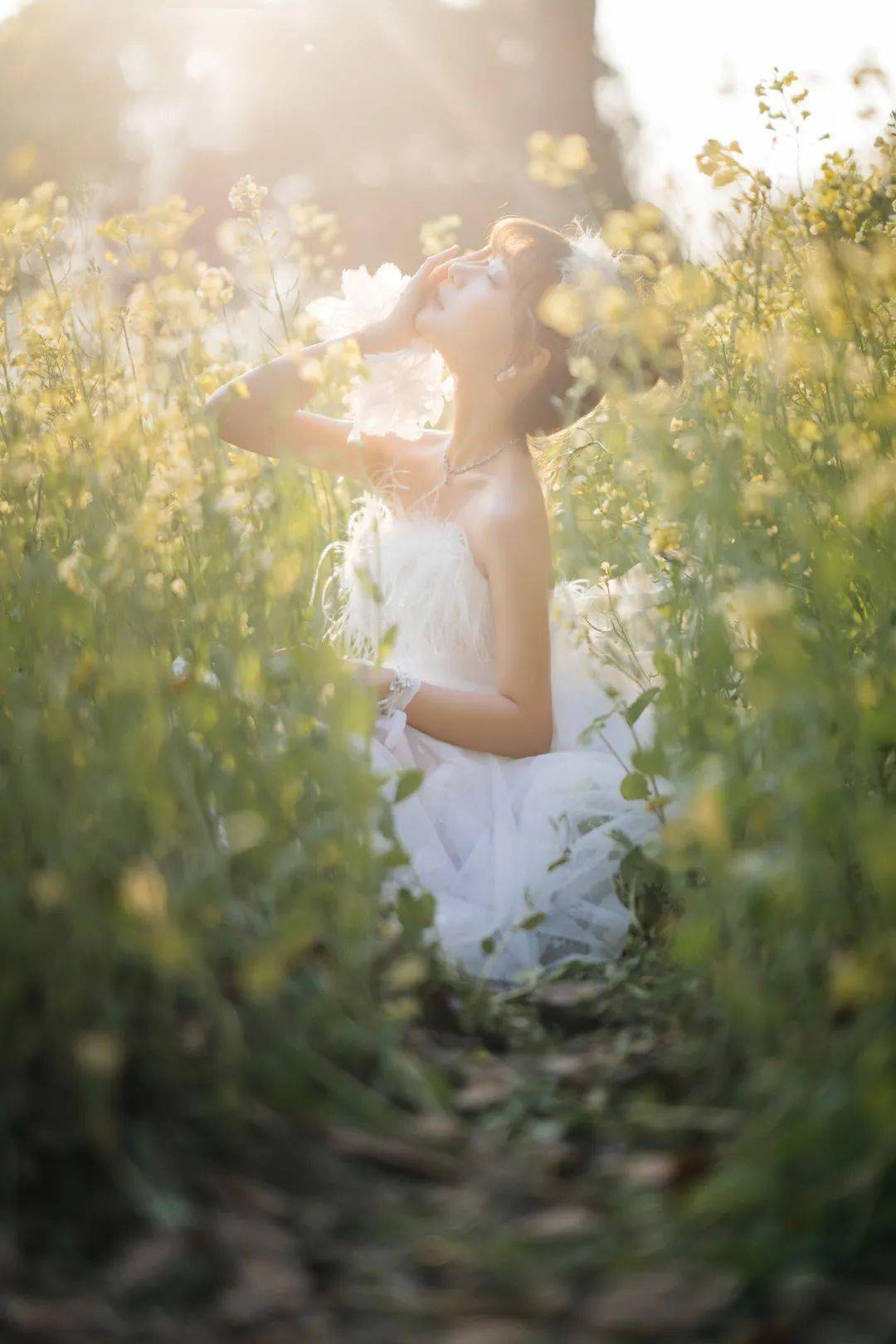 带上索尼微单alpha 7r iv 拍摄唯美油菜花人像