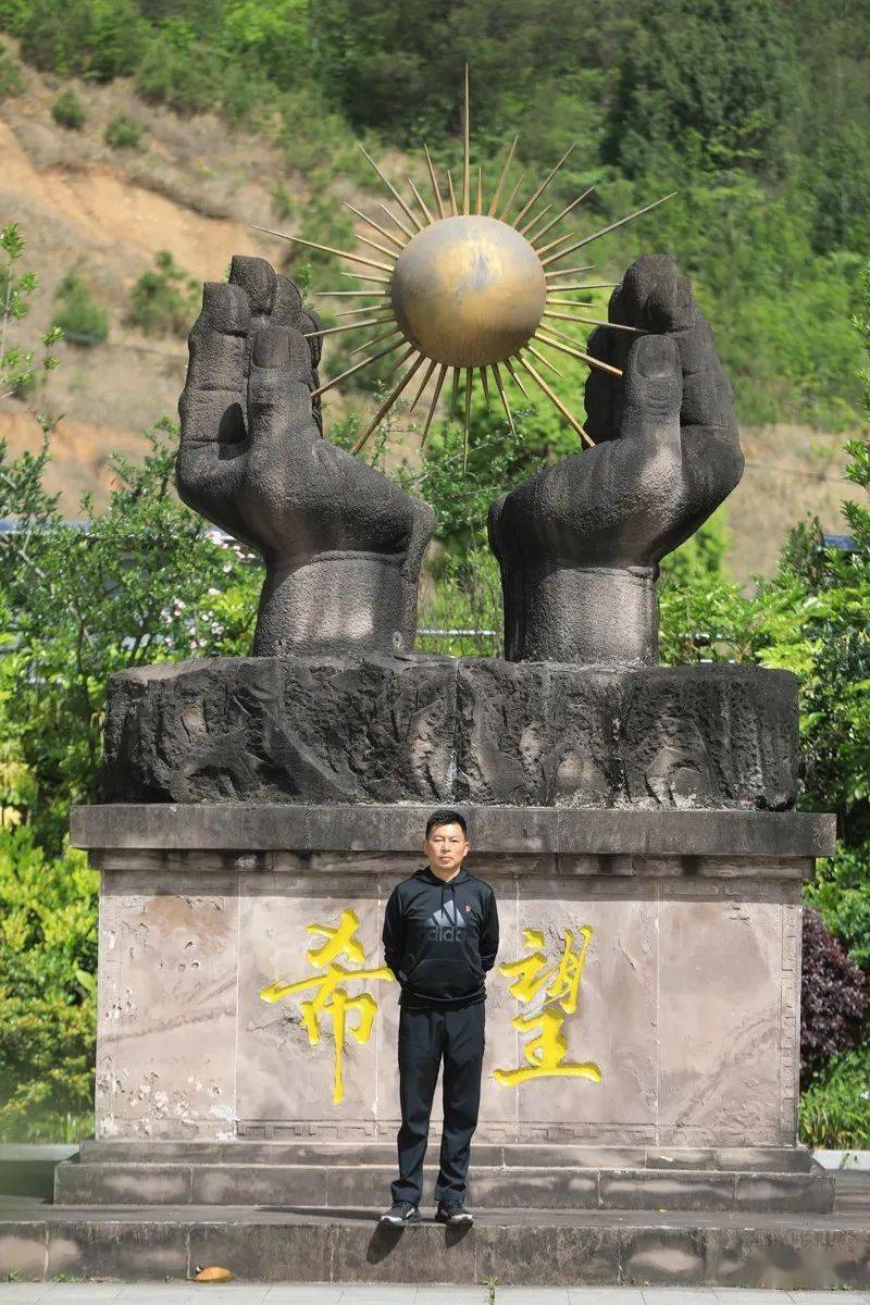 大地震汶川雕塑图片