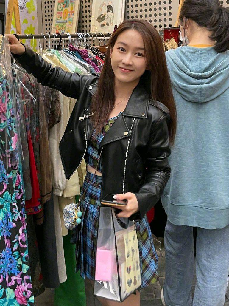 这一组照片中也能看出她是在集市上游玩了,看妆容貌似还是素颜的状态