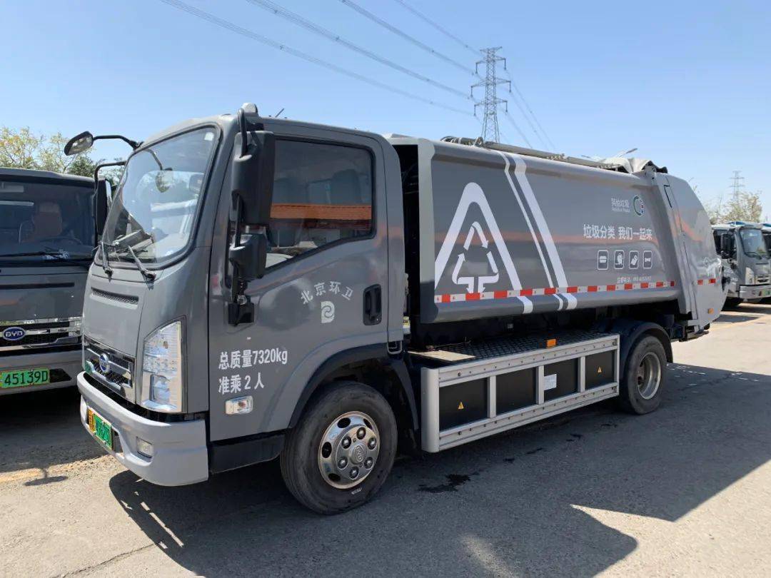 王晓津驾驶的灰色新能源其他垃圾清运车是2019年新换的,个头不大,能开