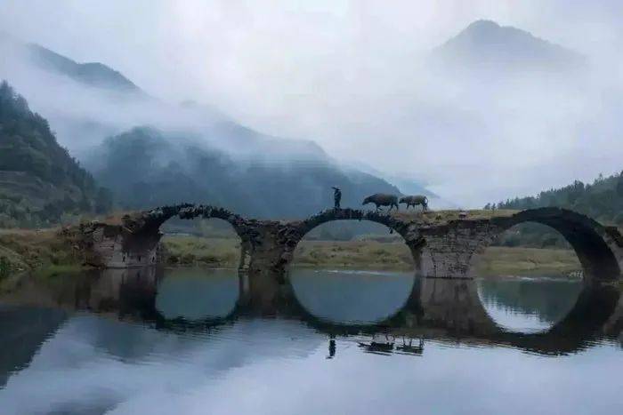 桥修好的那天,溪边村人高高兴兴地将女子嫁了出去. 一座"三眼桥"