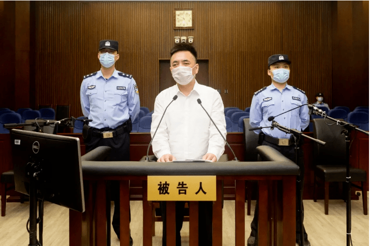 公诉机关指控:2014年至2015年间,被告人侯彦卫设立并实际控制以上海宝