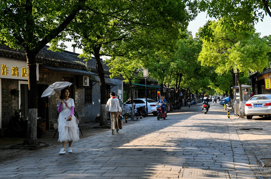 皮市街,扬州的一条古老街巷.历史上,这里曾商贾聚集,商业繁荣.