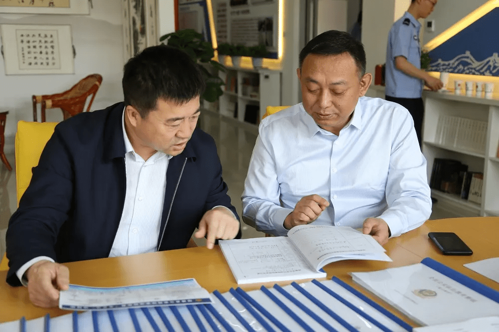 马胜云查看《绥德县公安局队伍教育整顿线索核查进展一览表》,询问