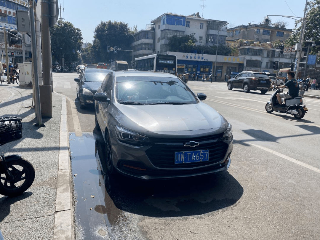 马水河街相交的十字路口,该条街道上人流车流较大,但两旁的停车位远远