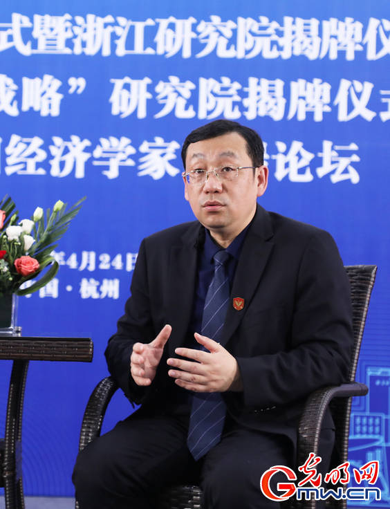 今天我们有幸邀请到中国社科院大学副校长张斌教授