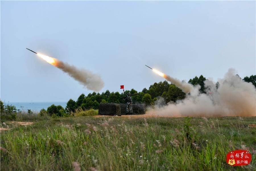 雙發齊射雙發齊射乘車射擊便攜式導彈發射導彈發射瞬間地空導彈發射