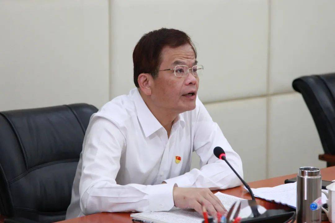 市人大常委会党组副书记,副主任黄强,孙明忠作重点发言.