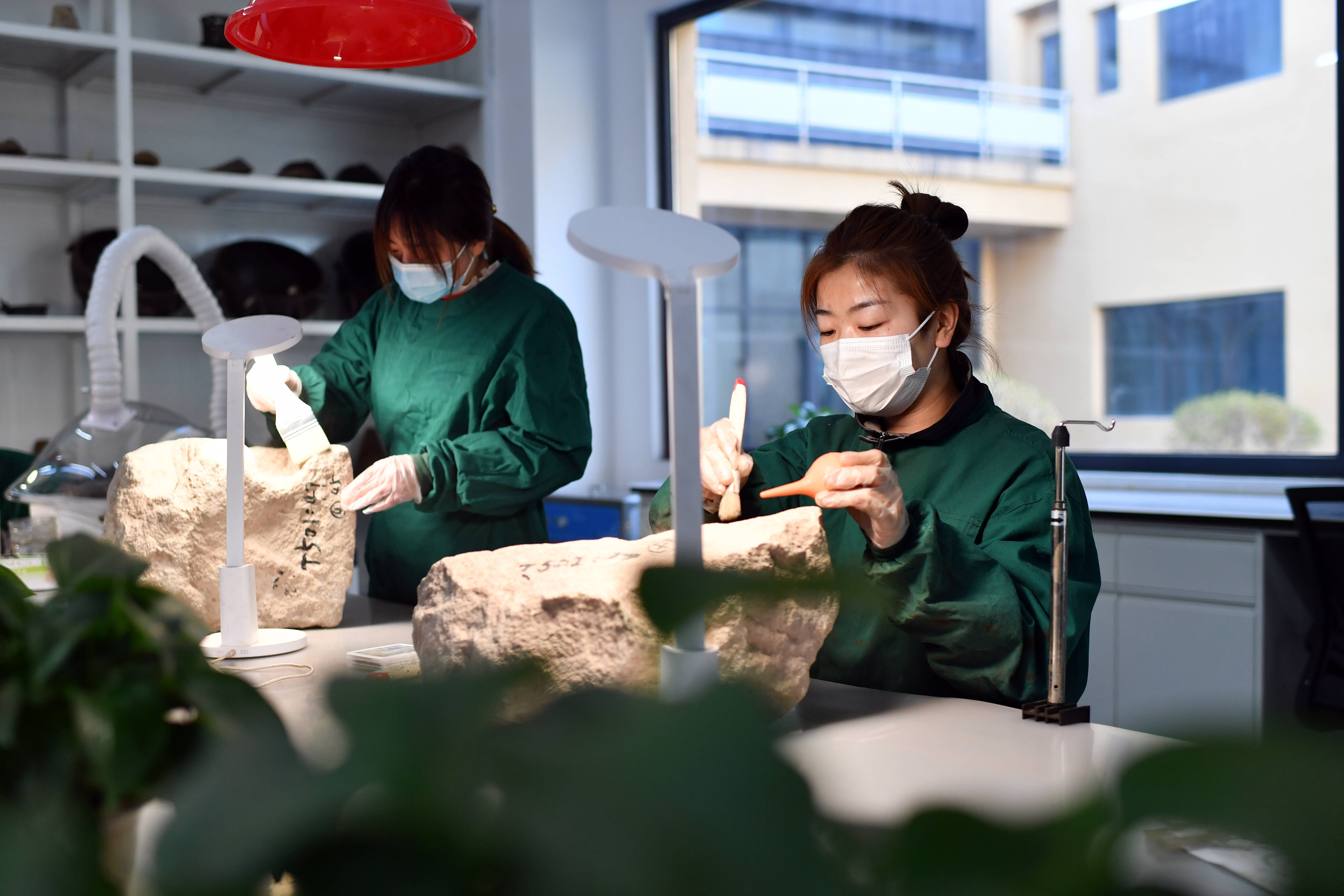 新华社记者 柴婷 摄在云冈石窟研究院壁画文物修复室,"80后"工作人员