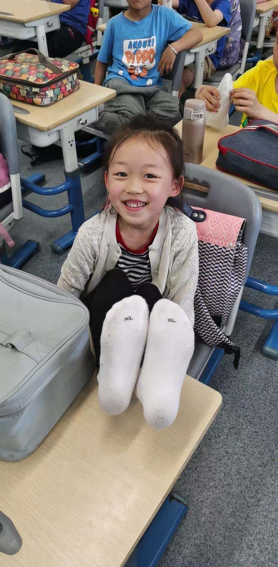 杭州一小学推护袜劳动实验让学生想办法保持白袜子干净