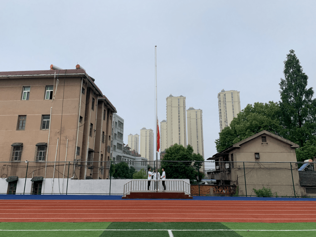 5月13日上午,团区委联合池州市第三中学举办十八岁成人仪式活动.