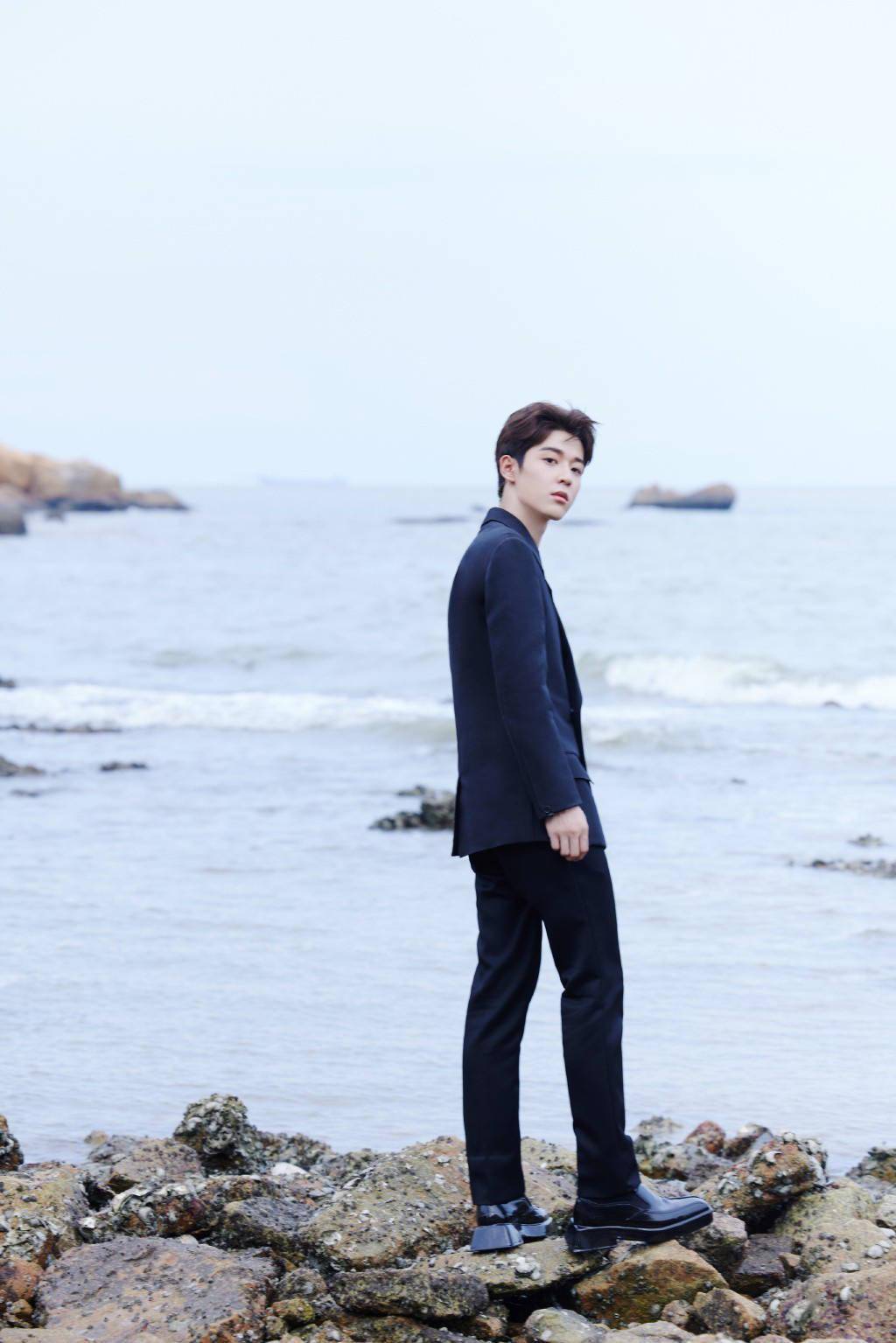 吴宇恒海边西装大片释出 演绎夏日清爽尽显少年感