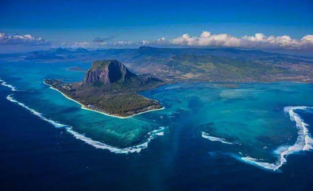 冰岛与格陵兰岛之间的大西洋海底,是一处名为丹麦海峡的海底特大瀑布