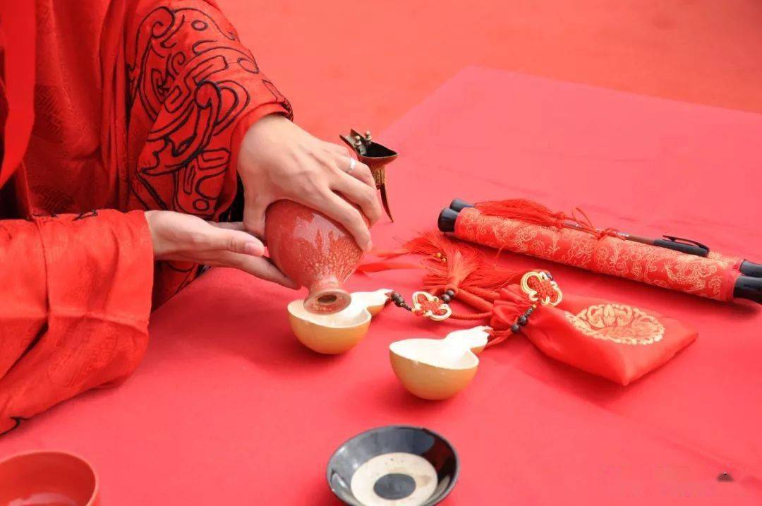 南北朝的"腰间双绮带,梦为同心结",到盛唐的"披帛结绶",宋代的"玉环绶