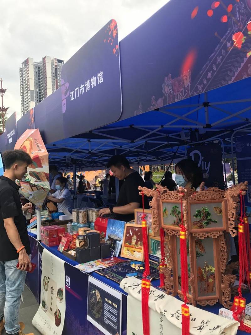 在文创非遗集市上,主办方为游客市民设置了打卡游戏,现场观众到各展位