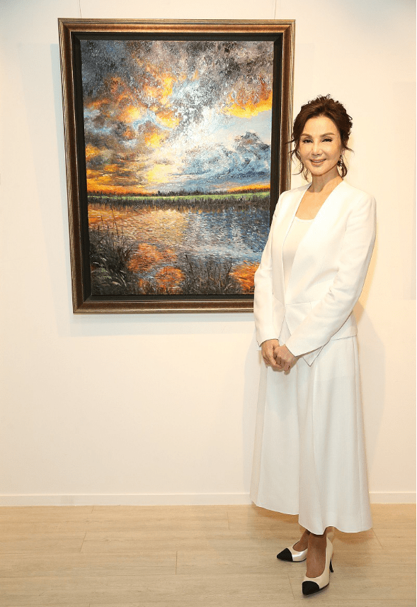 谢玲玲对自己拿捏准确一把年纪穿搭朴素浅淡颜色更显清高气质