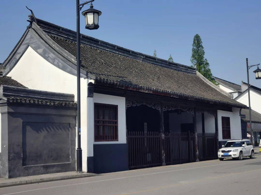 明代宣德年间,鹤山书院的院址被改为巡抚都察院署,而把书院迁到了东南