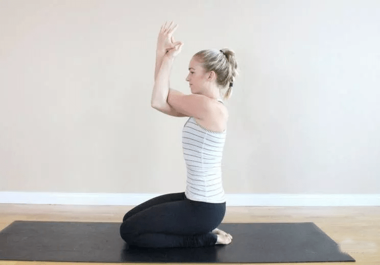 预防颈椎病先练肩10个瑜伽动作通肩颈