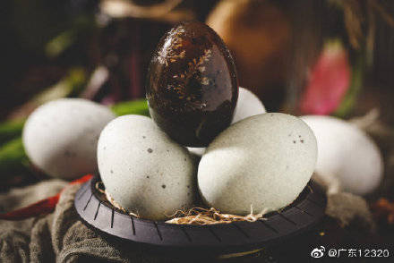 吃皮蛋真的会慢性中毒吗?