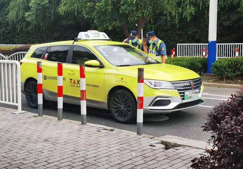 欢乐谷附近出租车坐地起价 上海交通执法部门"重拳出击"