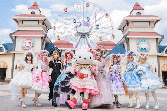 燃炸百余位lolita少女现身hellokitty乐园