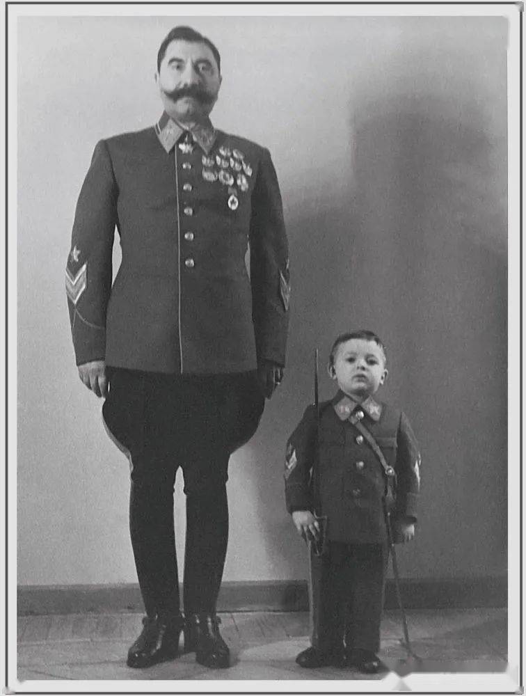 苏联元帅,"苏联英雄"维克托61格奥尔基耶维奇61库利科夫带着孙子