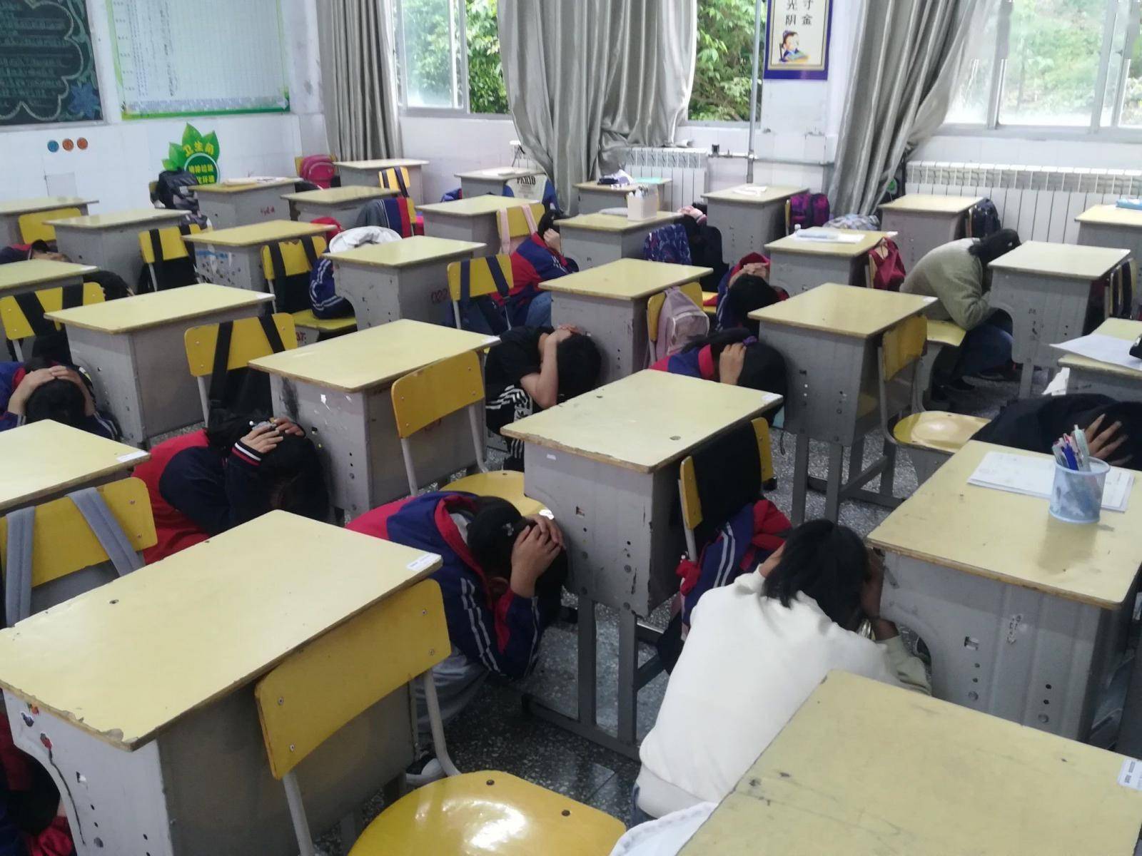 樟村坪镇中小学开展防震减灾应急演练_彭桂玲