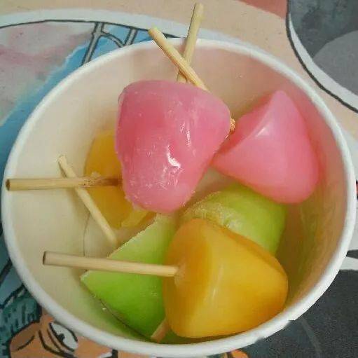 继奶油冰棍和巧克力冰棍之后,当地冷饮厂陆续推出五个球的糖葫芦冰棍